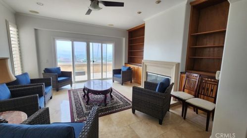 2212 Pacific Coast Hwy, Huntington Beach CA  92648-3958 exterior