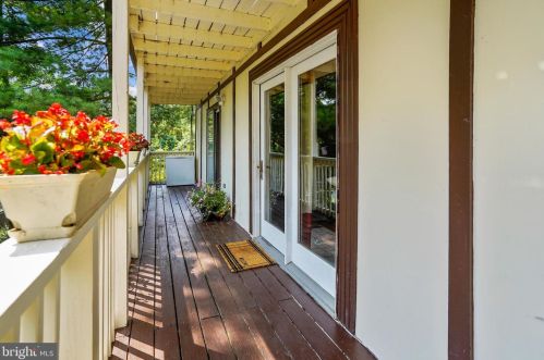 2402 Youngs Dr, Haymarket VA  20169-1532 exterior