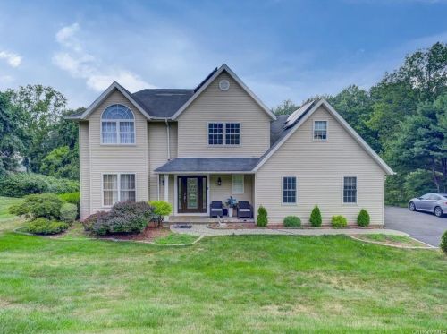 24 Mayfield St, Valley Cottage, NY 10989-1832