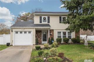 110 Gainsborough Rd, Holbrook, NY 11741-2809