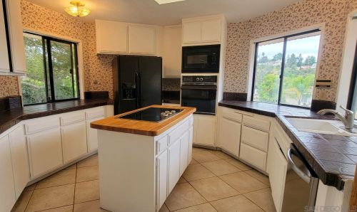 1601 Mesa Verde Dr, Vista, CA 92084-5324
