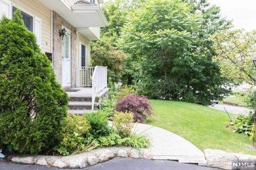 38 Bannehr St, Oakland, NJ 07436-2631