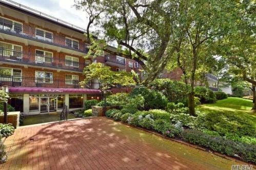30 Stoner Ave, Great Neck, NY 11021-2117