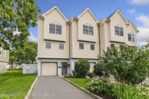 42 Center St, Monmouth Hills, NJ 07732-1748