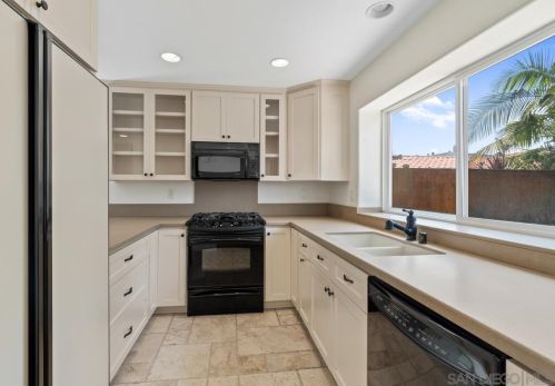 955 Agate St, San Diego CA  92109-1175 exterior