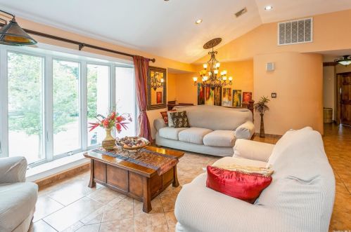 1097 Fordham Ln, Woodsburgh, NY 11598-1015