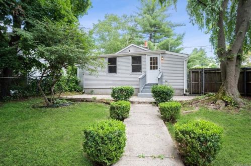 25 1st Ave, Crotonville, NY 10562-2825