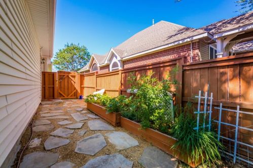 833 Pinnacle Cir, Lewisville TX 75077-2537 exterior