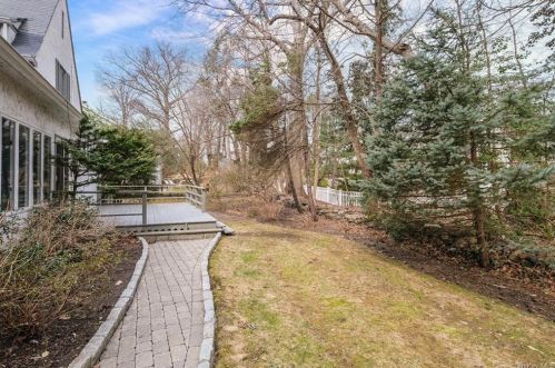 23 Lewis Ave, Hartsdale NY  10530-2803 exterior