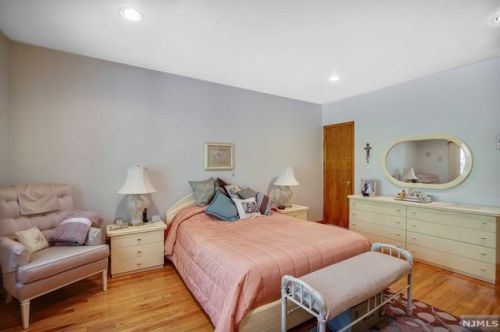 236 Gilbert Ave, Elmwood Park NJ  07407-2813 exterior