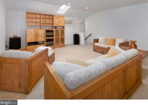 664 Greycliffe Ln, Prospectville PA  19002-1951 exterior