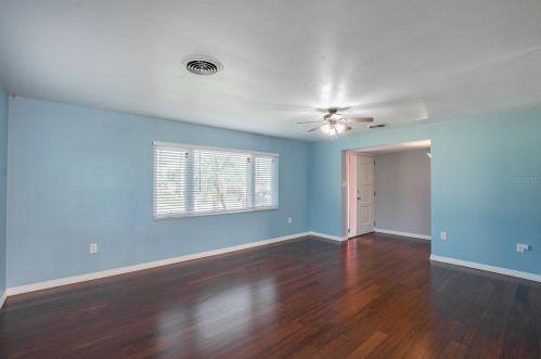 815 Seabreeze Dr, Ruskin, FL 33570-2804