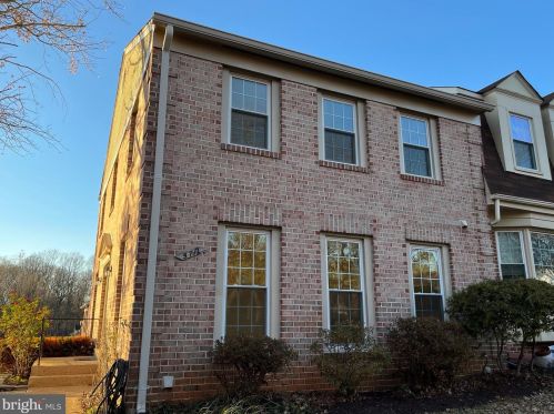5712 Crownleigh Ct, Springfield VA  22015-1855 exterior