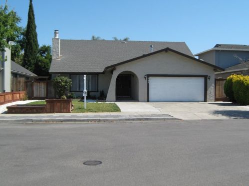 60 Knight Ln, Hollister, CA 95023-4904