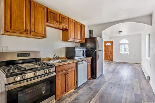 64 Knoll St, North Lindenhurst NY  11757-6906 exterior