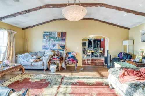 1 Greentree Cir, Westbury NY  11590-1510 exterior