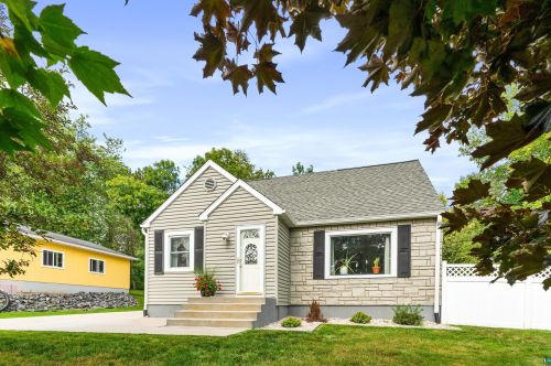 2327 Hillcrest Dr, Duluth, MN 55811-3137