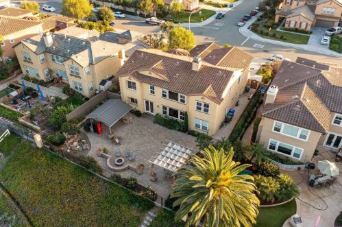 1050 Straightaway Ct, Oceanside CA  92057-1949 exterior