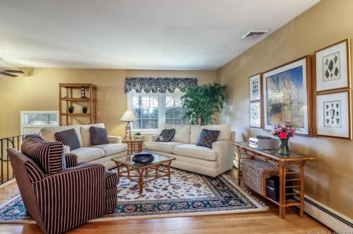 33 Sunset Hill Rd, Brookfield Center CT  06804-3448 exterior