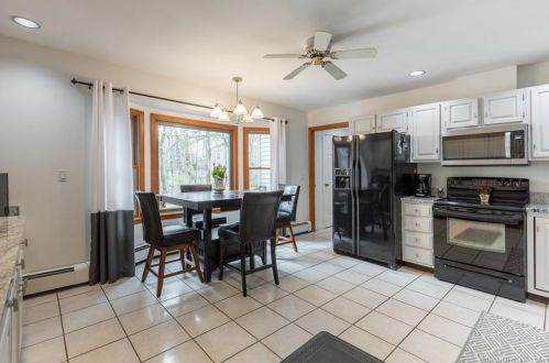 12 Molleur View Dr, Beacon Falls, CT 06403-1036