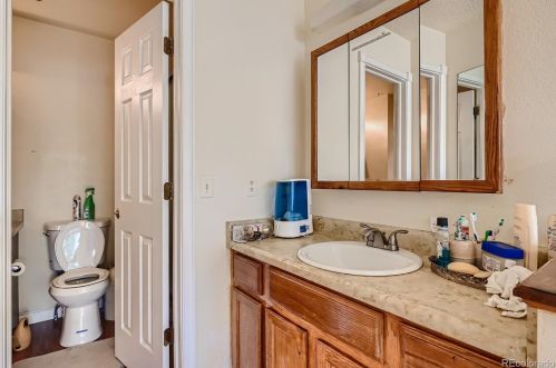 994 Nome St, Denver CO 80014-1850 exterior