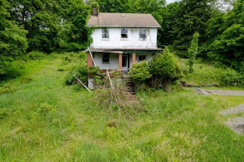 1635 Old Leechburg Rd, New Kensington, PA 15068-9302