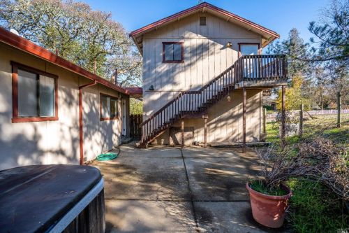 701 Blue Oak Dr, Ukiah, CA 95482-9671