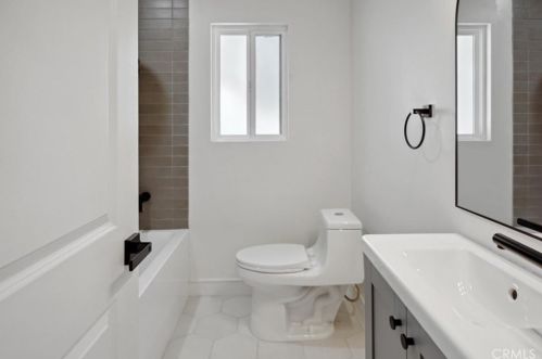 8042 Irvine Ave, North Hollywood CA  91605-1646 exterior