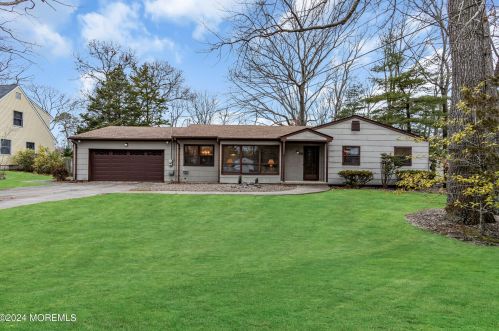 28 Davos Rd, Bricktown, NJ 08724-4306