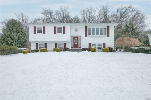 222 Betsy Ross Dr, Orangeburg, NY 10962-2611