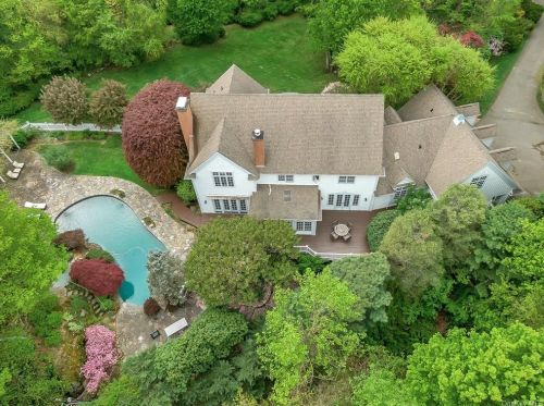 94 Haights Cross Rd, Chappaqua NY  10514-2911 exterior