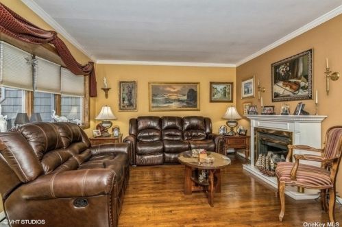 3691 Prairie Path, Bethpage NY  11714-4021 exterior