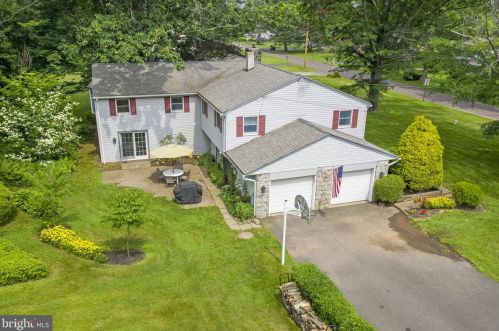 898 Chester Dr, Pottstown, PA 19465-7516