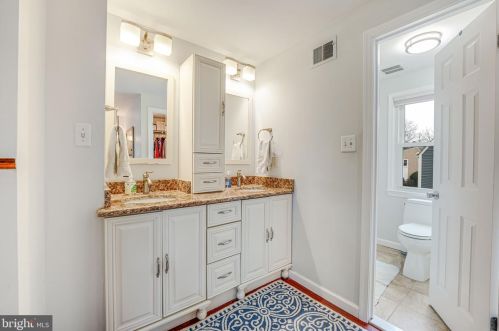 2100 Whisperwood Gln Ln, Herndon VA  20191-4117 exterior