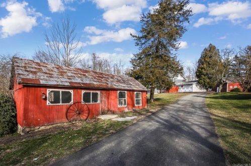 221 Oscawana Lake Rd, Tompkins Corners NY  10579-2600 exterior