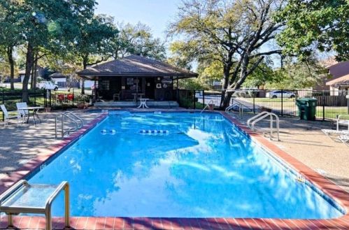 738 Oakwood Trl, Fort Worth, TX 76112-1657