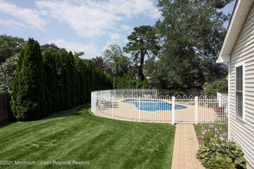 12 Diane Dr, Bricktown, NJ 08724-4367