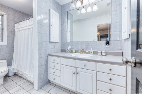 17 Harbor Oaks Dr, San Remo NY  11754-1012 exterior