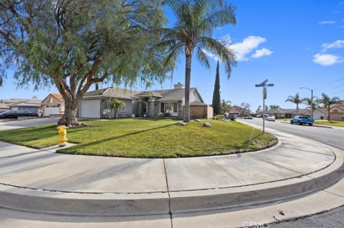 2869 Plaza Serena Dr, Rialto CA  92377-3437 exterior
