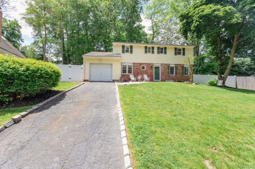 6 Lincoln Dr, San Remo, NY 11754-3221