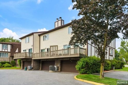 60 Canterbury Ln, N Milford NJ  07646-3262 exterior