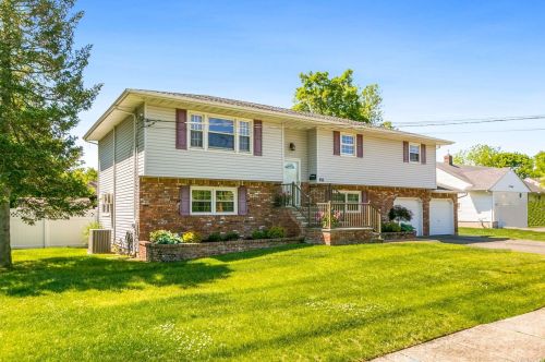 44 Lakeland Ave, Babylon, NY 11702-1410