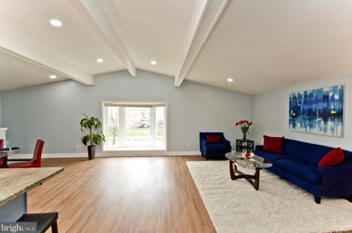 924 Hilltop Ter, Washington, DC 20019-5007