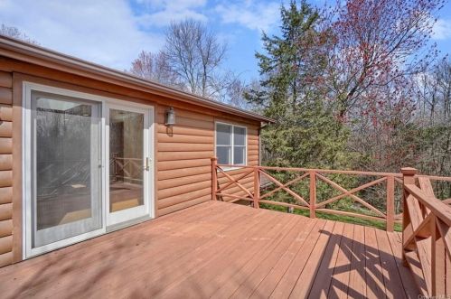 207 Osborne Hill Rd, Fishkill NY  12524-2529 exterior