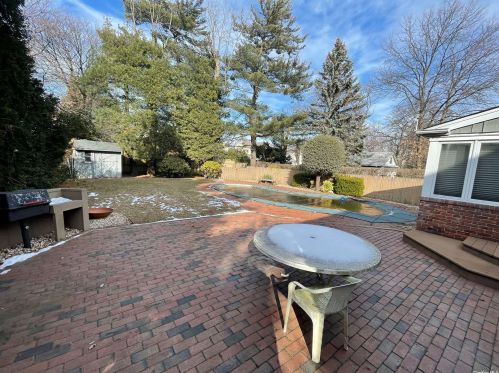 35 7th St, Valley Stream, NY 11581-1214