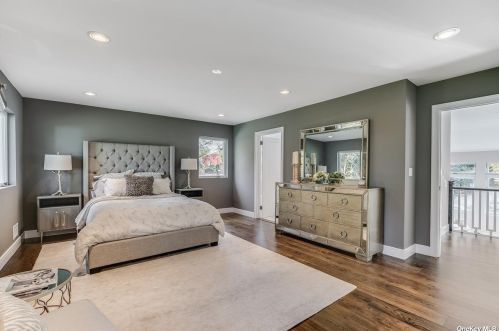 2 Blue Sea Ln, Great Neck NY  11024-1504 exterior