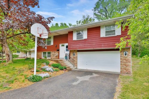 2332 Kewanee Way, Minneapolis, MN 55422-3822
