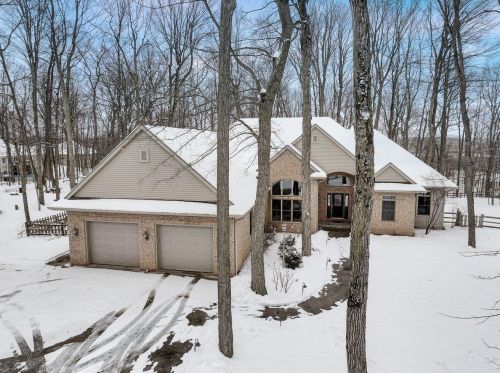 1947 Southwood Trl, West Bend WI  53090-8971 exterior