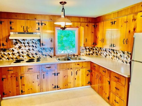 90 Briggs Ln, Tiverton RI  02878-2406 exterior