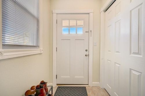 2337 Kinnickinnic Ave, Milwaukee, WI 53207-1625